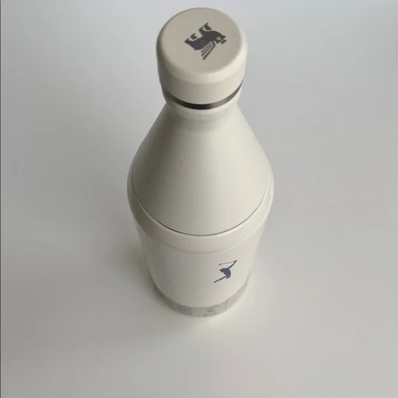 White Insulated Stanley Water Bottle with PGA Tour “gold man” Golf Silhouette - Picture 4 of 6